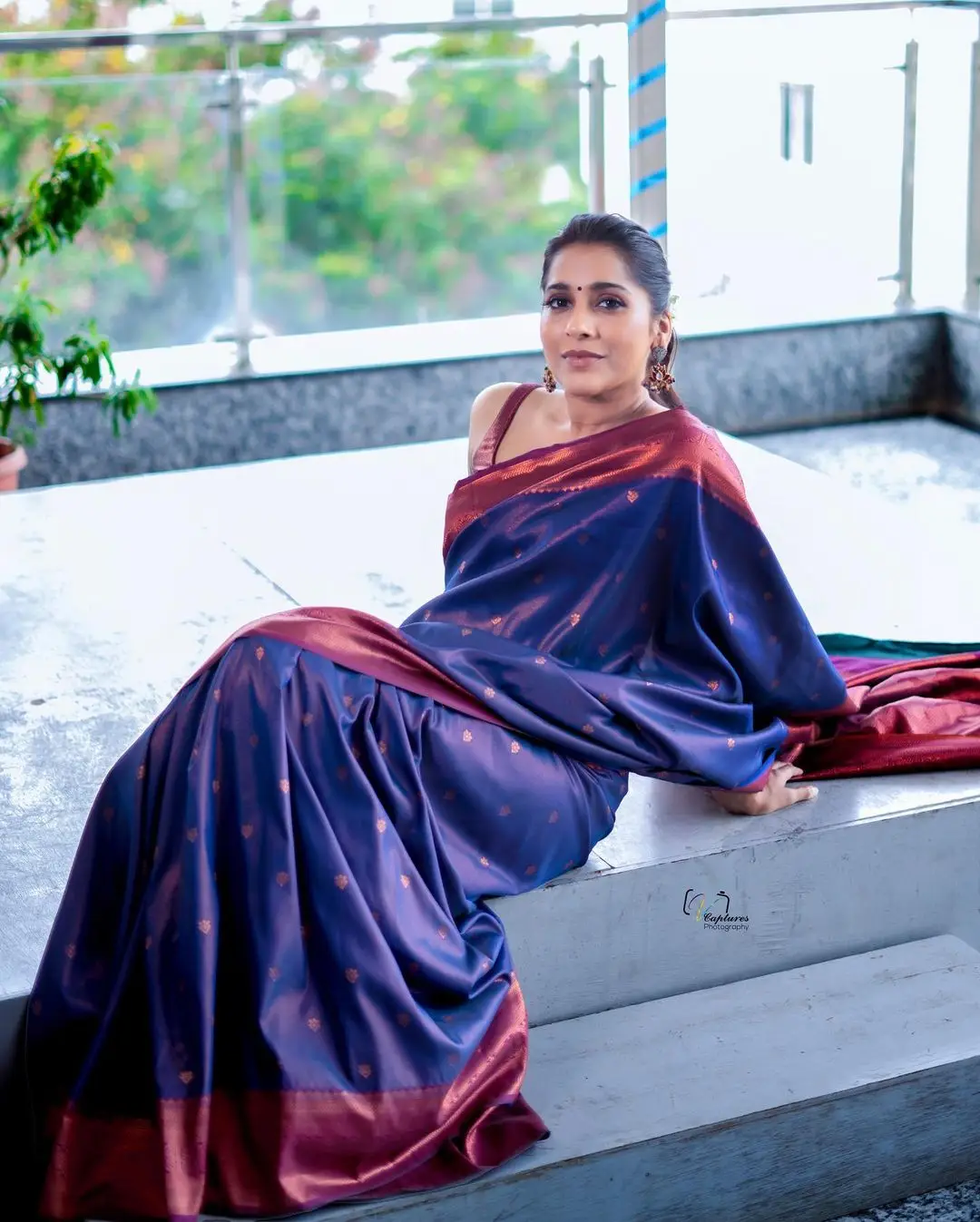 RASHMI GAUTAM IN BLUE SAREE SLEEVELESS RED BLOUSE 6